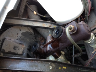 Bocal vidé, le maître-cylindre reste plein