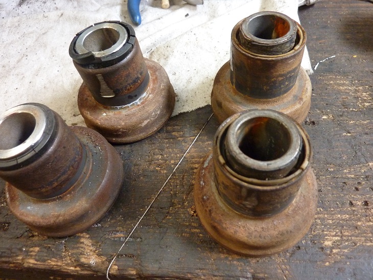 Ici ceux qui étaient montés coté conducteur ; ce sont de vrais silent-blocs !(ils ne faisaient pas de bruit et estampillés VW) ; A droite ceux coté passager .