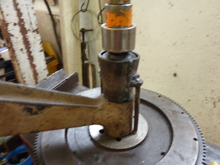 remontage a la presse du silent-bloc du bas , avec un manchon conique bien enduit de graisse ATE