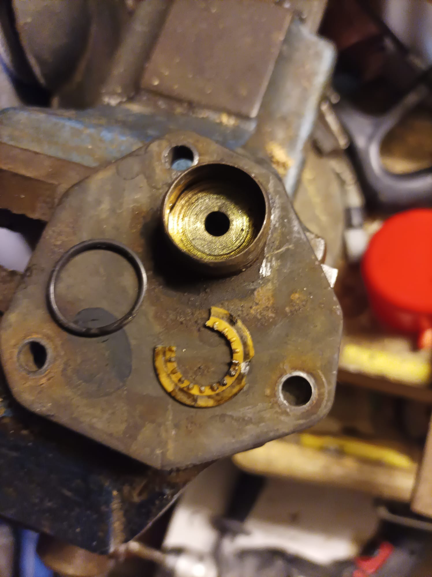 J'ai réussi à virer le vieux plastique, c'est ça que tu as fais ?  Tu fais l'opération avec une pince multiprise ?